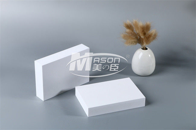 O router do CNC que corta o PVC espuma placa 18mm para o armário